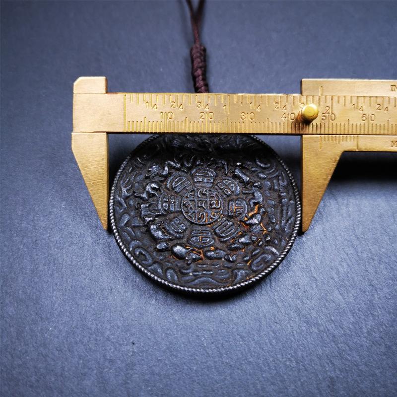This unique melong badge was collected from Rejia Monastery. It's a Astrology Protective Amulet Pendant,made of thokcha and carved 2 sided pattern. The shape is Tibetan Budhist amulet badge - SIPAHO. The front is calendar pattern, and the back is elephant.