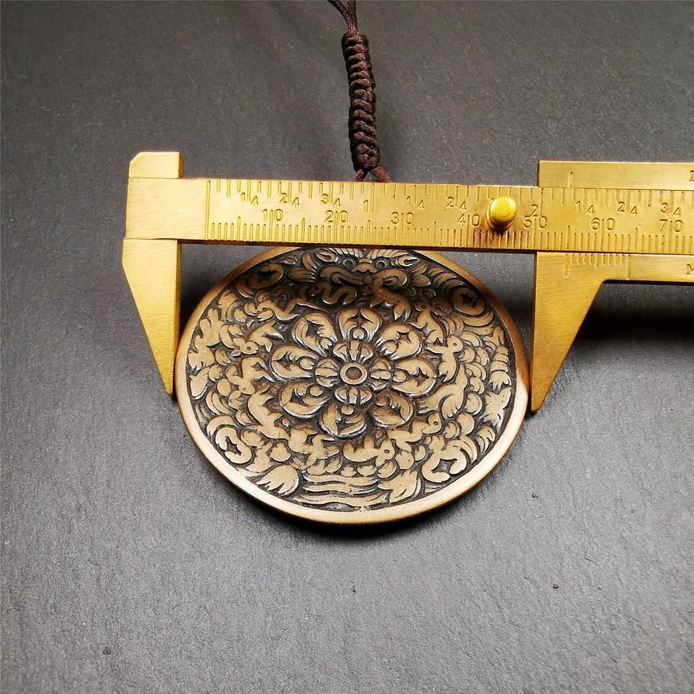 This unique meling amulet is handmade in Baiyu County Tibet,Where is the famous handicraft industry base in Tibetan areas. It is made of lima brass,2.16 inches diameter,the front center is a very rare mandala flower shape.