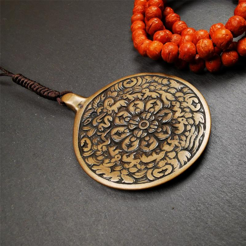This unique meling amulet is handmade in Baiyu County Tibet,Where is the famous handicraft industry base in Tibetan areas. It is made of lima brass,2.16 inches diameter,the front center is a very rare mandala flower shape.