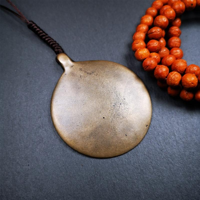 This unique meling amulet is handmade in Baiyu County Tibet,Where is the famous handicraft industry base in Tibetan areas. It is made of lima brass,2.16 inches diameter,the front center is a very rare mandala flower shape.