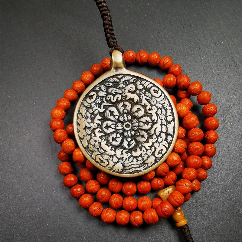 This unique meling amulet is handmade in Baiyu County Tibet,Where is the famous handicraft industry base in Tibetan areas. It is made of lima brass,2.16 inches diameter,the front center is a very rare mandala flower shape.