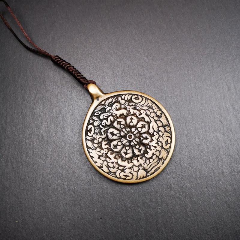 This unique meling amulet is handmade in Baiyu County Tibet,Where is the famous handicraft industry base in Tibetan areas. It is made of lima brass,2.16 inches diameter,the front center is a very rare mandala flower shape.