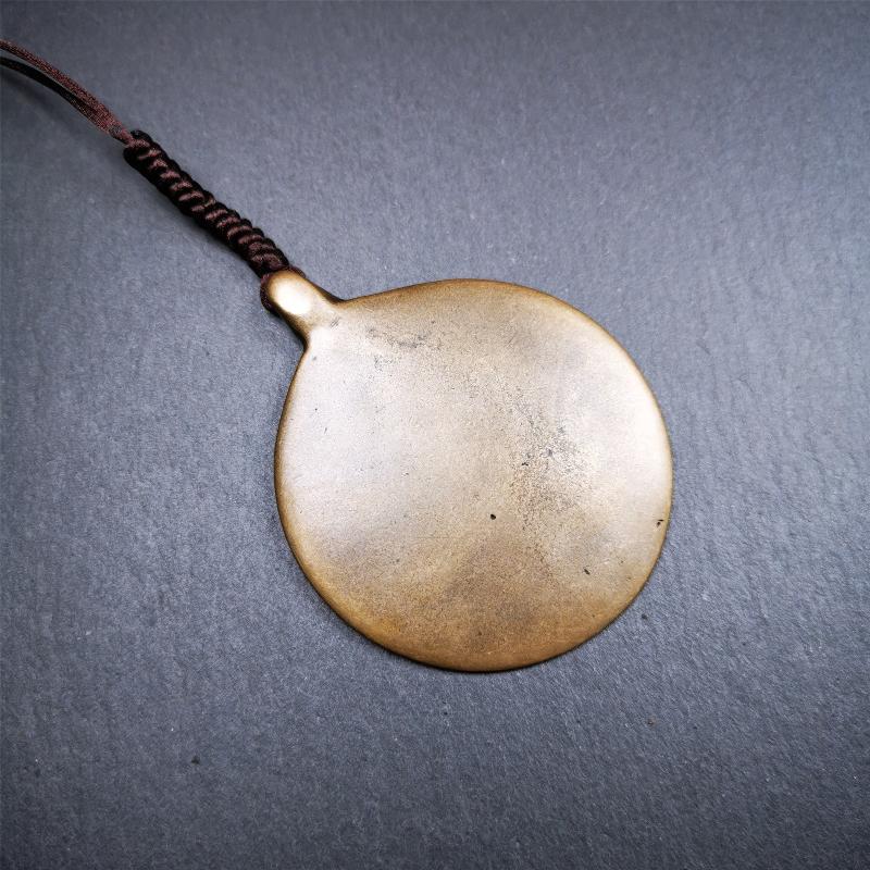 This unique meling amulet is handmade in Baiyu County Tibet,Where is the famous handicraft industry base in Tibetan areas. It is made of lima brass,2.16 inches diameter,the front center is a very rare mandala flower shape.