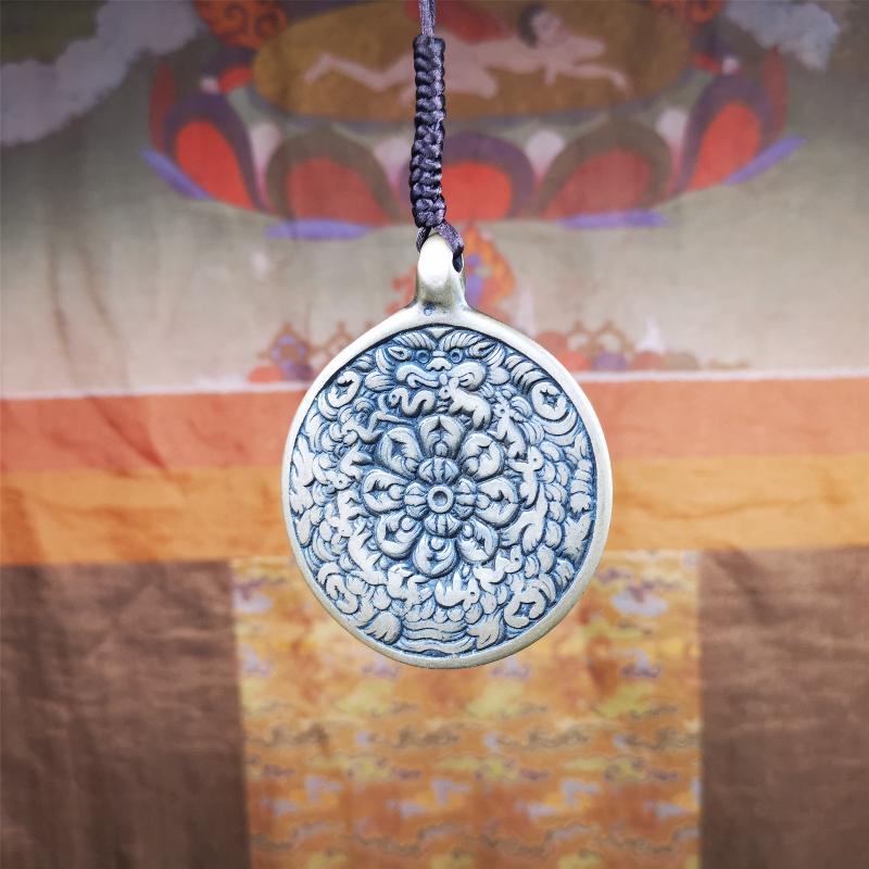 This unique meling amulet is handmade in Baiyu County Tibet,Where is the famous handicraft industry base in Tibetan areas. It is made of lima brass,2.16 inches diameter,the front center is a very rare mandala flower shape.