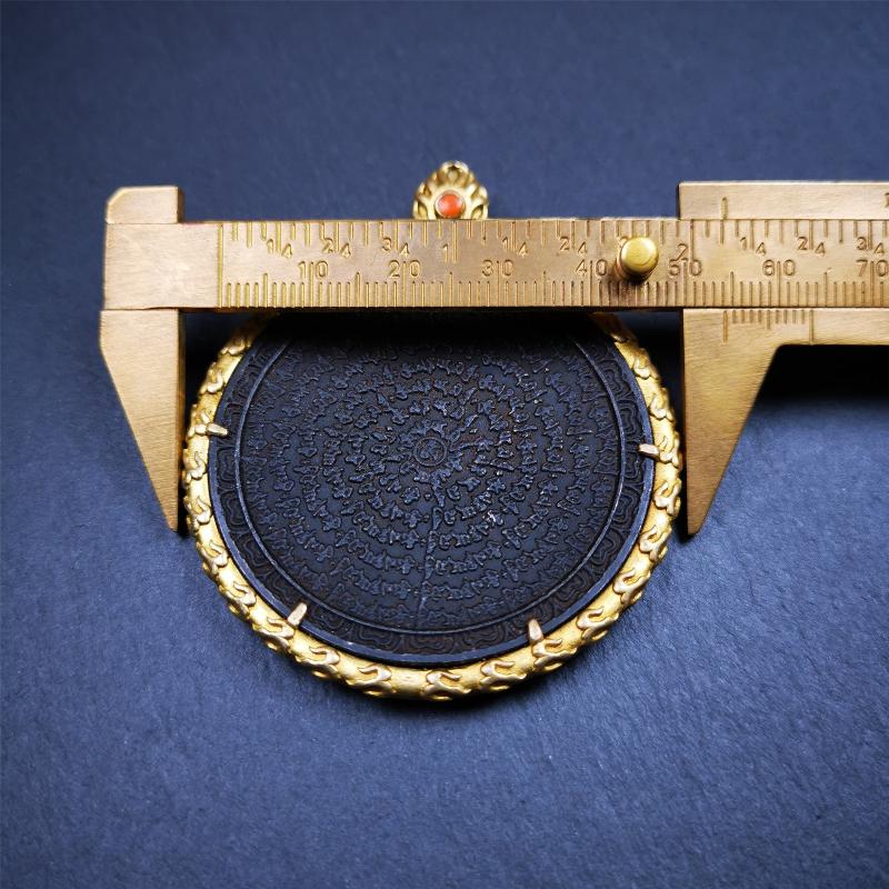 This badge is made by Tibetan craftsmen and come from Hepo Town, Baiyu County,Tibet. It is made of thokcha, edging with copper,round shape, 2.52 inche diameter. The OM MANI PADME HUM mantra arranged in concentric circles.