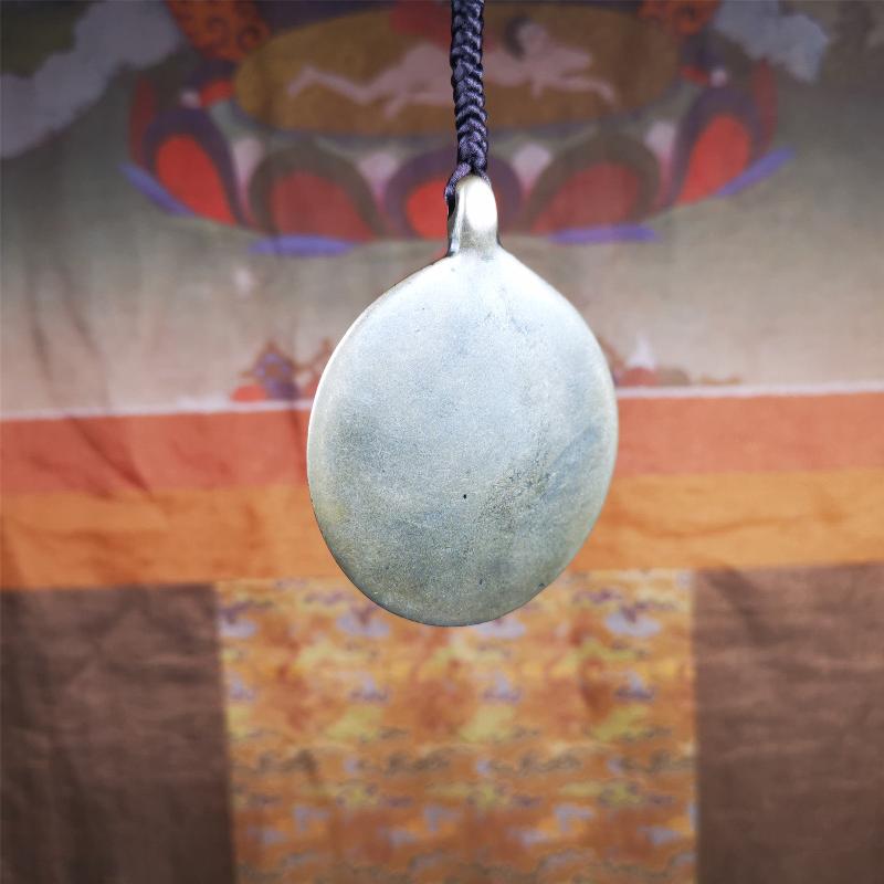 This unique meling amulet is handmade in Baiyu County Tibet,Where is the famous handicraft industry base in Tibetan areas. It is made of lima brass,2.16 inches diameter,the front center is a very rare mandala flower shape.