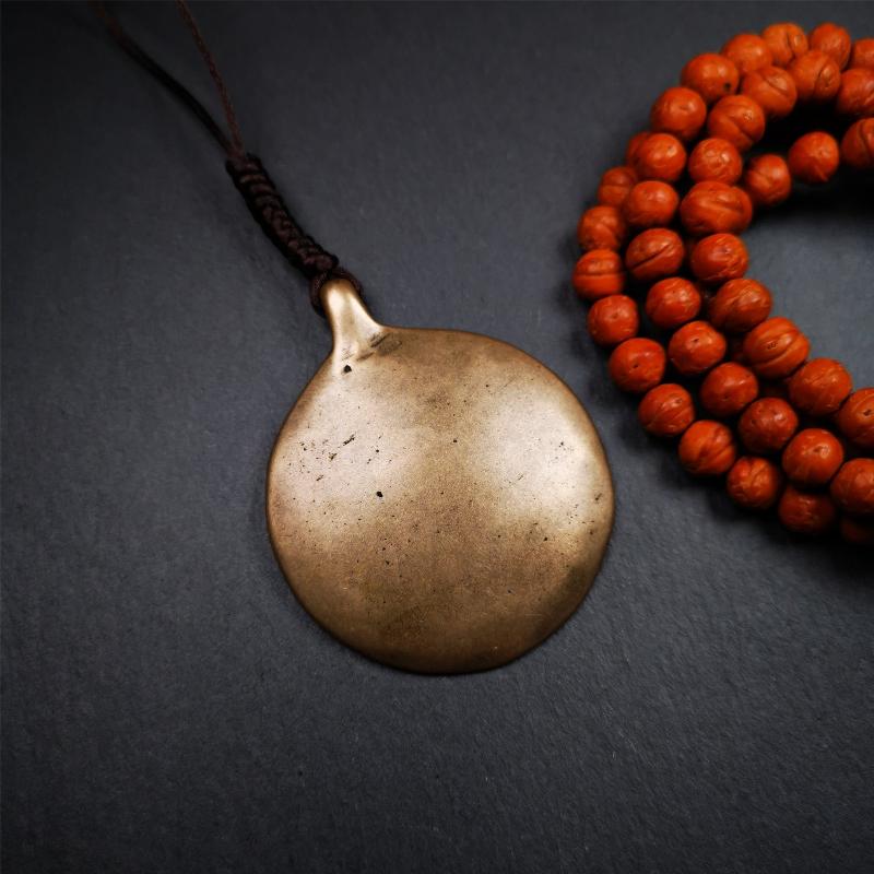 This type of sipaho badge was made by Tibetan craftsmen and come from Hepo Town, Baiyu County, the birthplace of the famous Tibetan handicrafts. It is made of lima brass,1.88 inch diameter,the front is Tibetan Budhist amulet symbol - Melong.