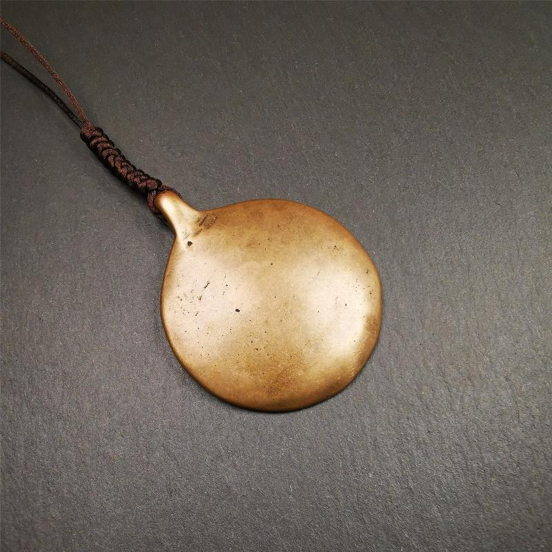 This type of sipaho badge was made by Tibetan craftsmen and come from Hepo Town, Baiyu County, the birthplace of the famous Tibetan handicrafts. It is made of lima brass,1.88 inch diameter,the front is Tibetan Budhist amulet symbol - Melong.