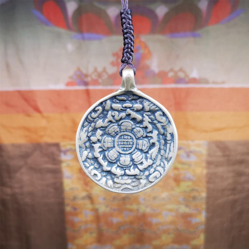 This type of sipaho badge was made by Tibetan craftsmen and come from Hepo Town, Baiyu County, the birthplace of the famous Tibetan handicrafts. It is made of lima brass,1.88 inch diameter,the front is Tibetan Budhist amulet symbol - Melong.