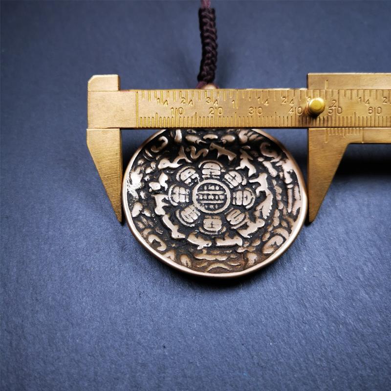 This type of sipaho badge was made by Tibetan craftsmen and come from Hepo Town, Baiyu County, the birthplace of the famous Tibetan handicrafts. It is made of lima brass,1.88 inch diameter,the front is Tibetan Budhist amulet symbol - Melong.