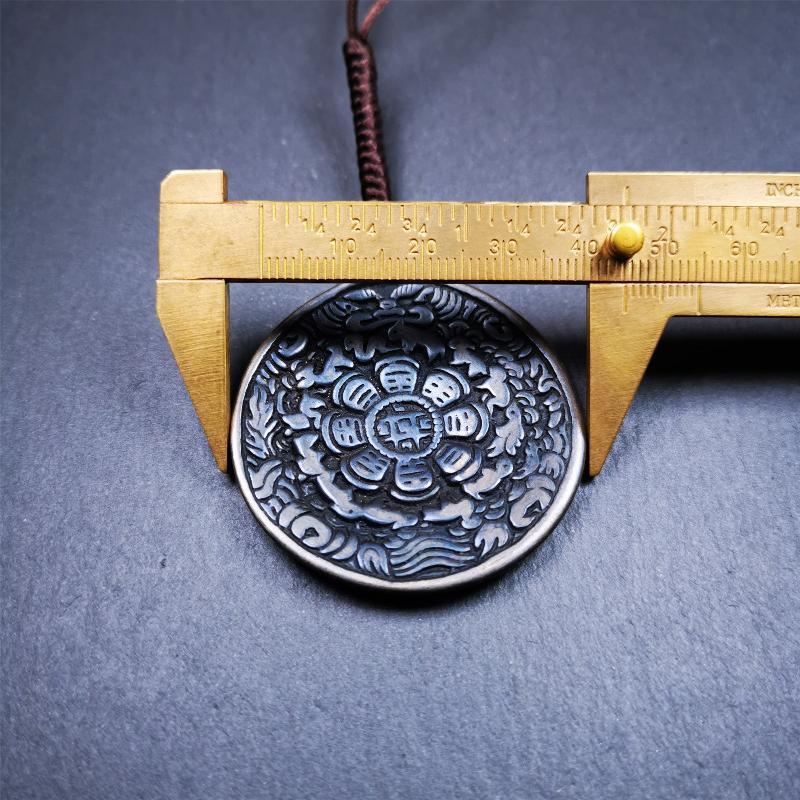 This type of sipaho badge was made by Tibetan craftsmen and come from Hepo Town, Baiyu County, the birthplace of the famous Tibetan handicrafts. It is made of lima brass,1.77 inch diameter,the front is Tibetan Budhist amulet symbol - Melong.