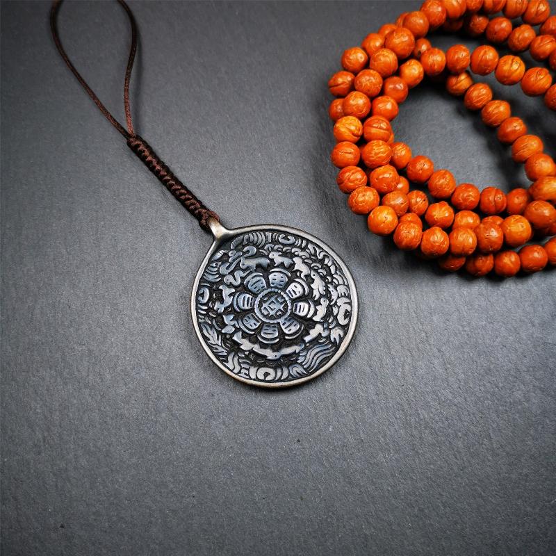 This type of sipaho badge was made by Tibetan craftsmen and come from Hepo Town, Baiyu County, the birthplace of the famous Tibetan handicrafts. It is made of lima brass,1.77 inch diameter,the front is Tibetan Budhist amulet symbol - Melong.