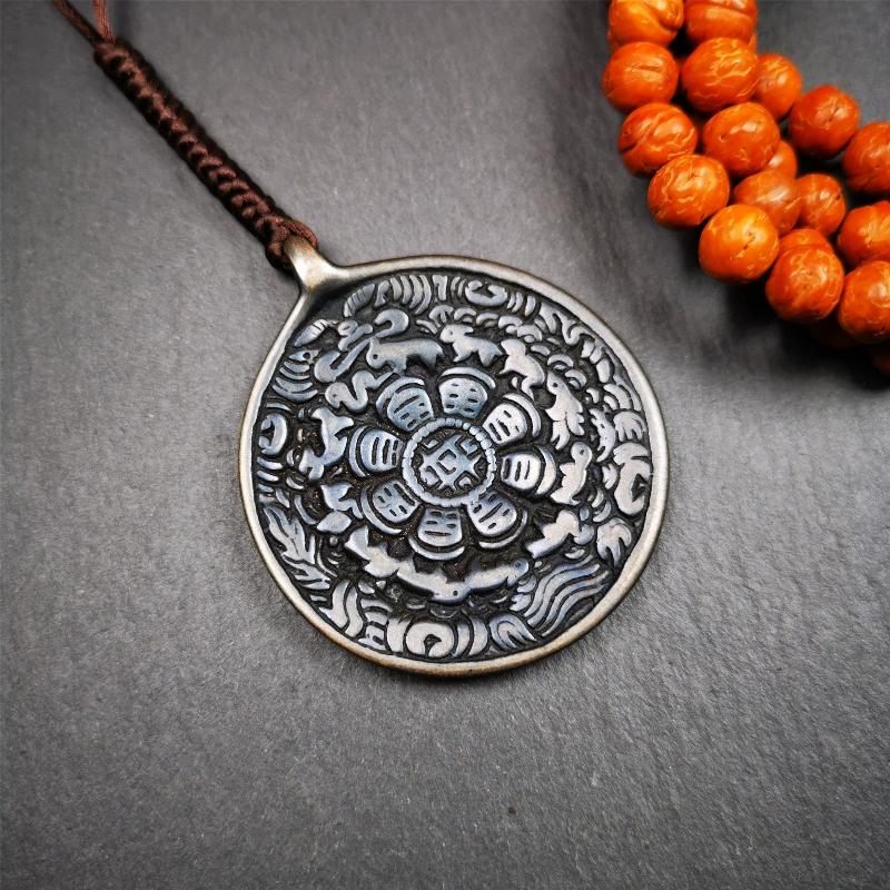 This type of sipaho badge was made by Tibetan craftsmen and come from Hepo Town, Baiyu County, the birthplace of the famous Tibetan handicrafts. It is made of lima brass,1.77 inch diameter,the front is Tibetan Budhist amulet symbol - Melong.