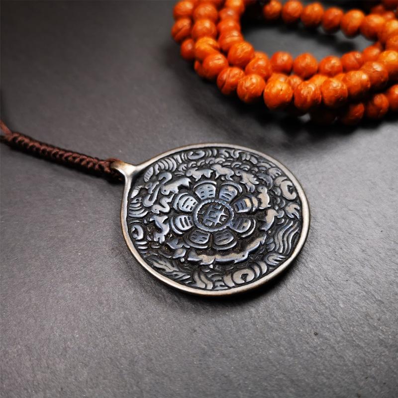 This type of sipaho badge was made by Tibetan craftsmen and come from Hepo Town, Baiyu County, the birthplace of the famous Tibetan handicrafts. It is made of lima brass,1.77 inch diameter,the front is Tibetan Budhist amulet symbol - Melong.