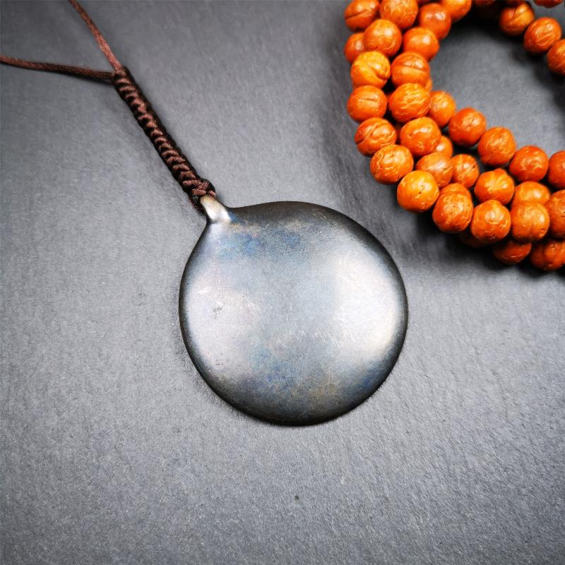 This type of sipaho badge was made by Tibetan craftsmen and come from Hepo Town, Baiyu County, the birthplace of the famous Tibetan handicrafts. It is made of lima brass,1.77 inch diameter,the front is Tibetan Budhist amulet symbol - Melong.