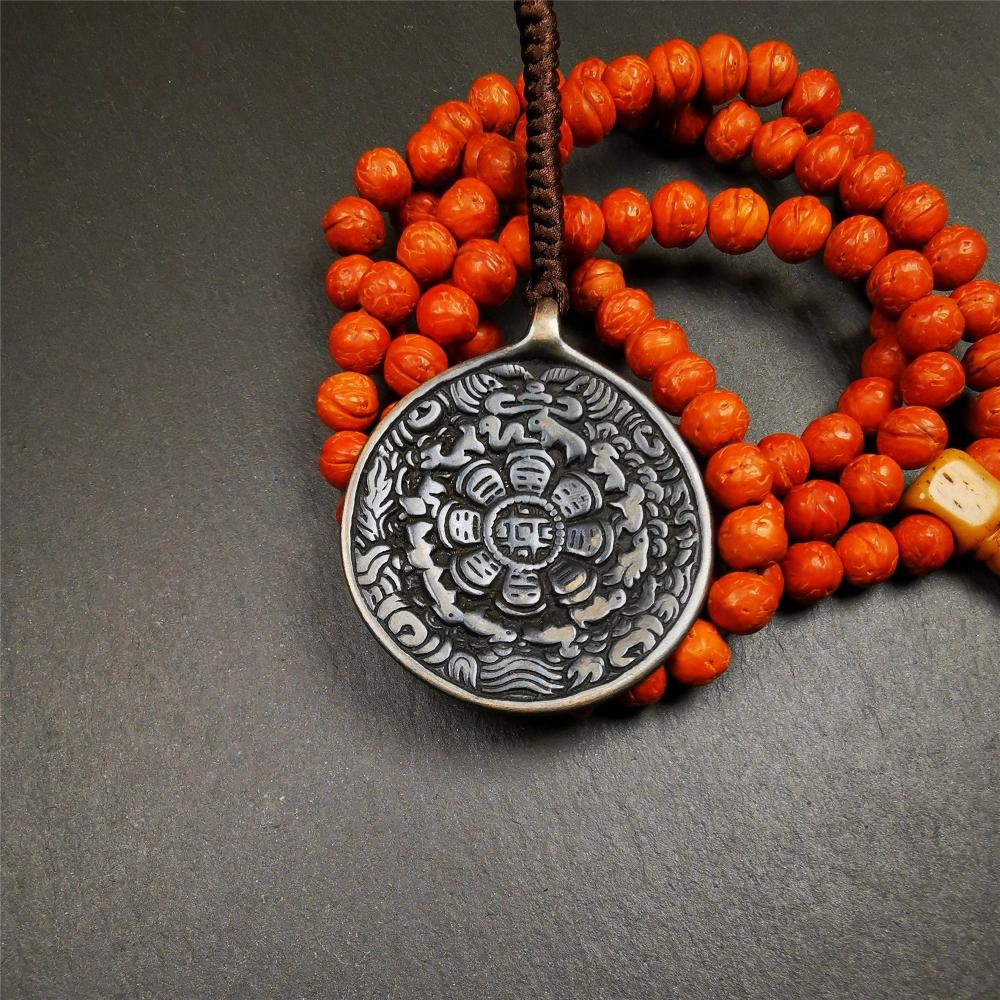 This type of sipaho badge was made by Tibetan craftsmen and come from Hepo Town, Baiyu County, the birthplace of the famous Tibetan handicrafts. It is made of lima brass,1.77 inch diameter,the front is Tibetan Budhist amulet symbol - Melong.