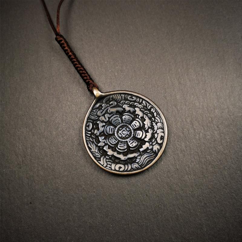 This type of sipaho badge was made by Tibetan craftsmen and come from Hepo Town, Baiyu County, the birthplace of the famous Tibetan handicrafts. It is made of lima brass,1.77 inch diameter,the front is Tibetan Budhist amulet symbol - Melong.