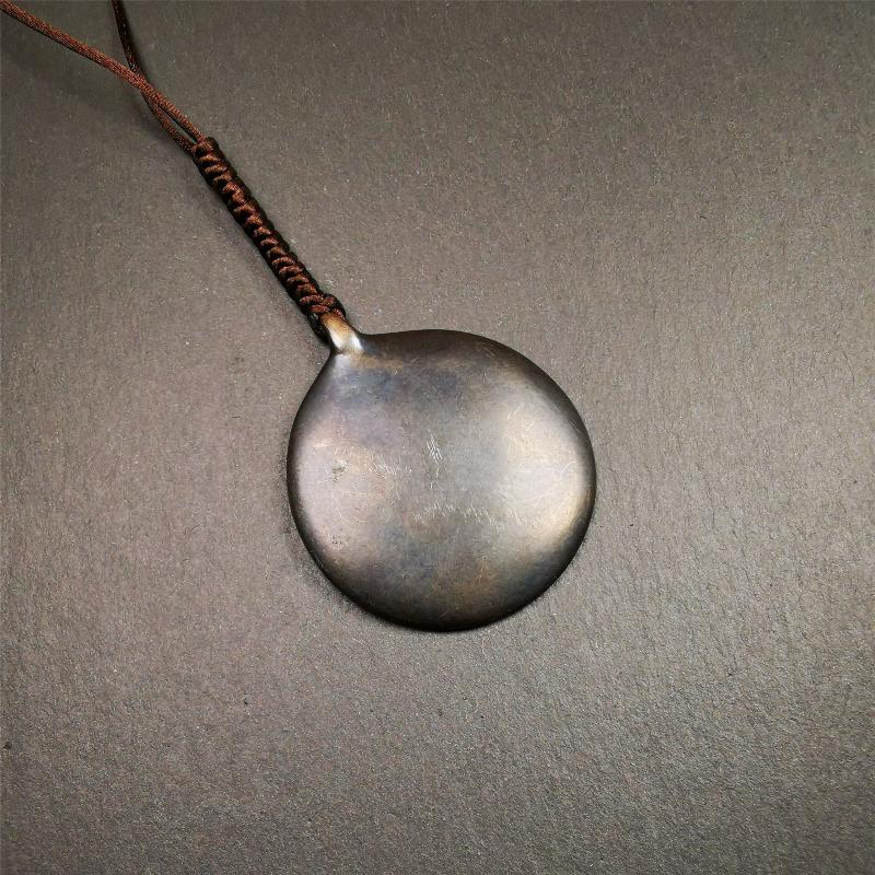 This type of sipaho badge was made by Tibetan craftsmen and come from Hepo Town, Baiyu County, the birthplace of the famous Tibetan handicrafts. It is made of lima brass,1.77 inch diameter,the front is Tibetan Budhist amulet symbol - Melong.