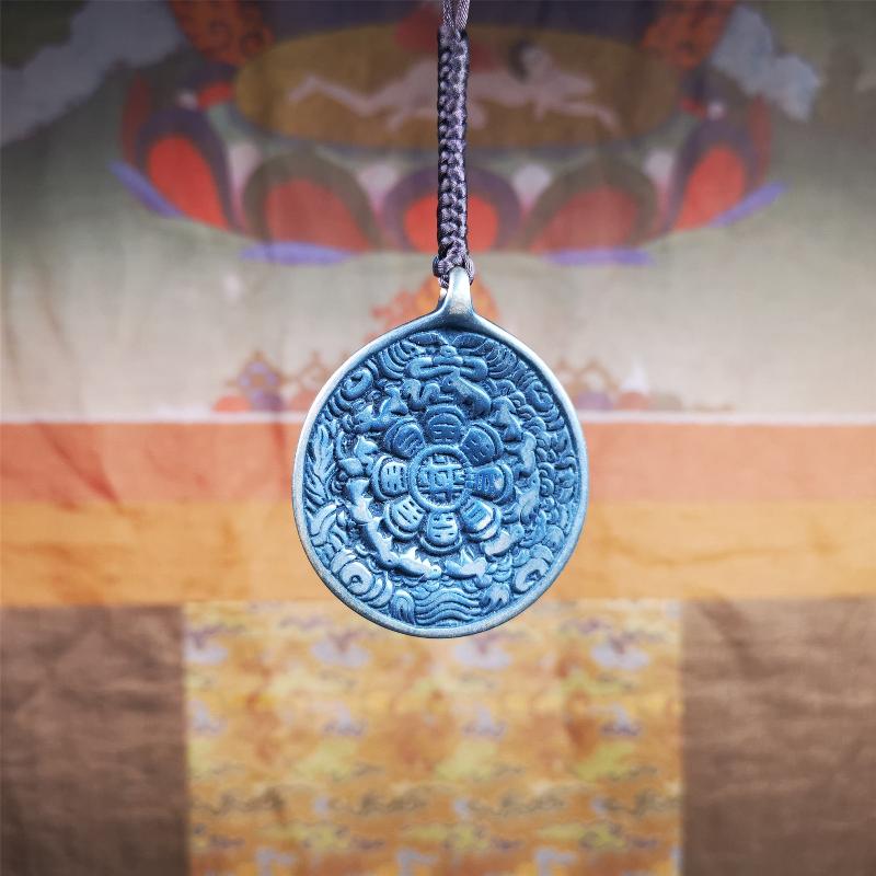 This type of sipaho badge was made by Tibetan craftsmen and come from Hepo Town, Baiyu County, the birthplace of the famous Tibetan handicrafts. It is made of lima brass,1.77 inch diameter,the front is Tibetan Budhist amulet symbol - Melong.