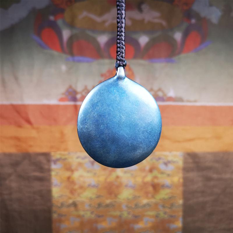 This type of sipaho badge was made by Tibetan craftsmen and come from Hepo Town, Baiyu County, the birthplace of the famous Tibetan handicrafts. It is made of lima brass,1.77 inch diameter,the front is Tibetan Budhist amulet symbol - Melong.