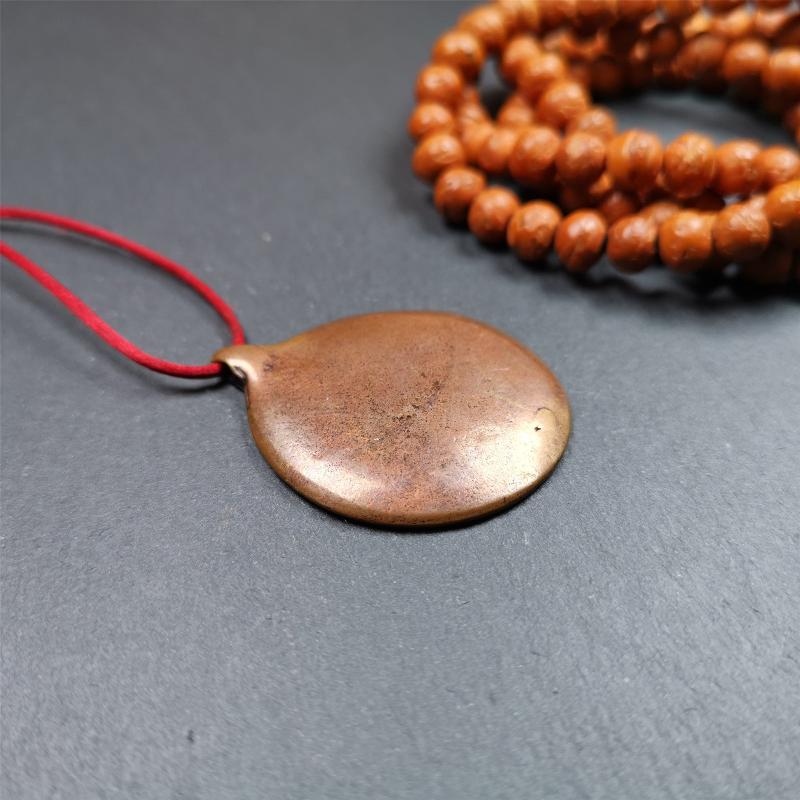 This Om badge amulet was collected from Yushu City Tibet,about 50 years old. It is round shape,made of lima brass, 1.46 inches,carved with mantra of chenrezig OM MANI PADME HUM. You can make it into a necklace, or a keychain, pendant