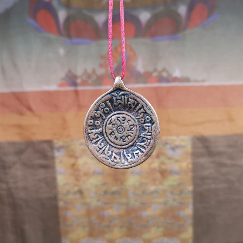 This Om badge amulet was collected from Yushu City Tibet,about 50 years old. It is round shape,made of lima brass, 1.46 inches,carved with mantra of chenrezig OM MANI PADME HUM. You can make it into a necklace, or a keychain, pendant
