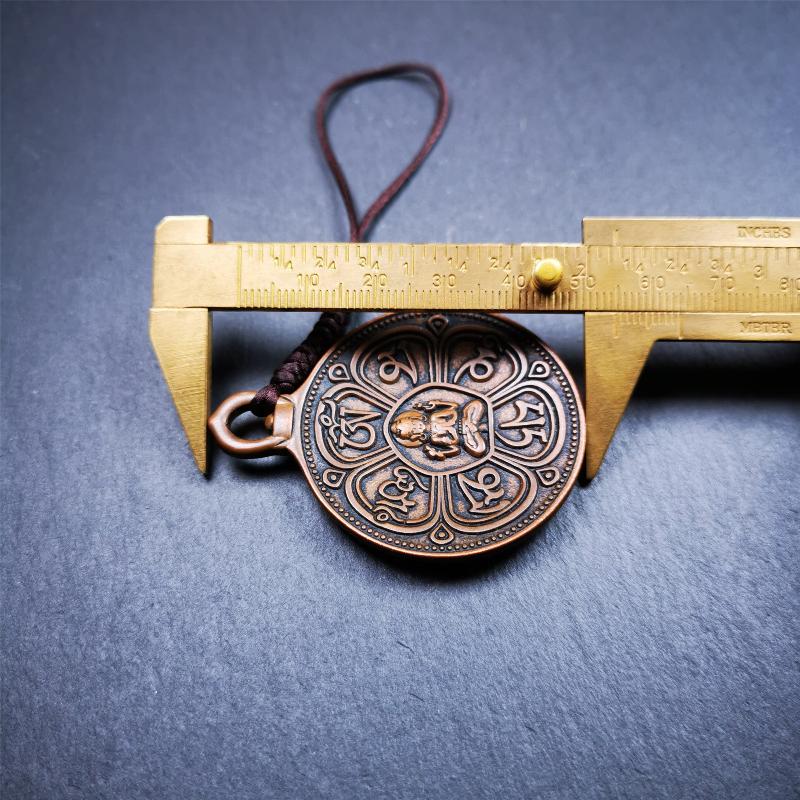 This OM badge amulet was collected from Jiegu Monastery Tibet.It is made of copper,diameter is 1.65 inches,Chenrezig is on the center, carved with Tibetan Letter ,Om Mani Padme Hum mantra,the letter on the back is Mind