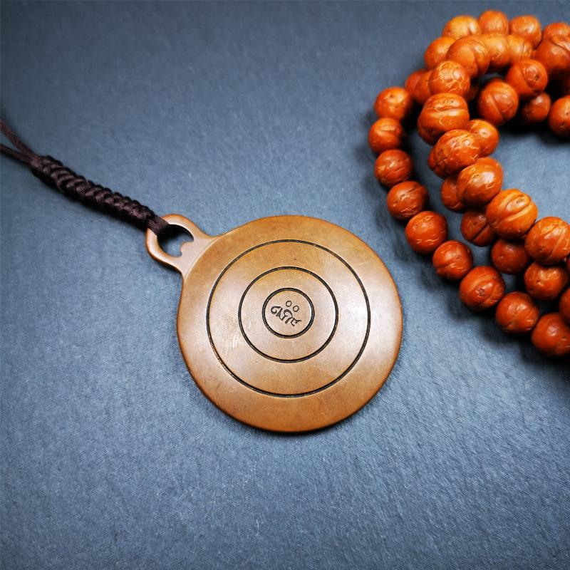 This OM badge amulet was collected from Jiegu Monastery Tibet.It is made of copper,diameter is 1.65 inches,Chenrezig is on the center, carved with Tibetan Letter ,Om Mani Padme Hum mantra,the letter on the back is Mind