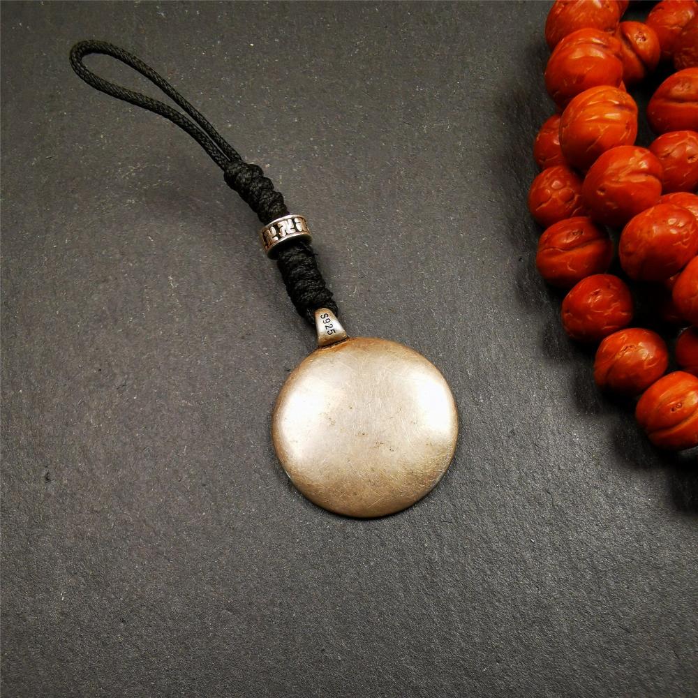 This type of melong badge was made by Tibetan craftsmen and come from Hepo Town, Baiyu County, the birthplace of the famous Tibetan handicrafts. It is made of Sterling silver,small size 0.83 inch,the front is Tibetan Budhist amulet symbol - Melong.