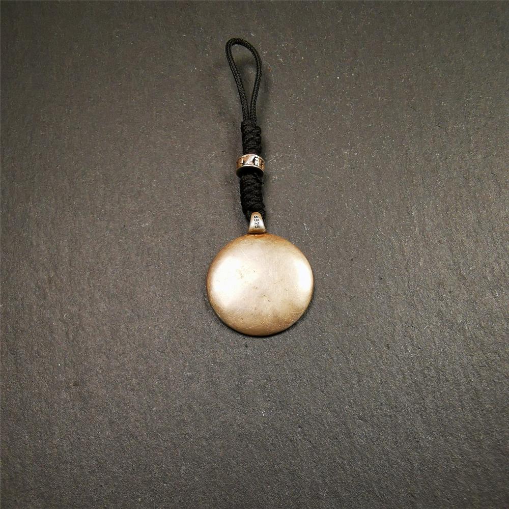 This type of melong badge was made by Tibetan craftsmen and come from Hepo Town, Baiyu County, the birthplace of the famous Tibetan handicrafts. It is made of Sterling silver,small size 0.83 inch,the front is Tibetan Budhist amulet symbol - Melong.