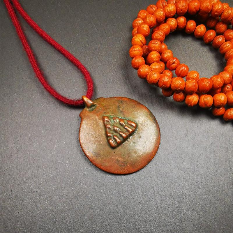 This unique melong badge was collected from Kathok Monastery for 50 years. It is round shape ,made of copper and carved 2 sided pattern. Its hanging ring is Kirtimukha,the fron is Tibetan Budhist calendar symbol - melong,and the back is mani jewel.