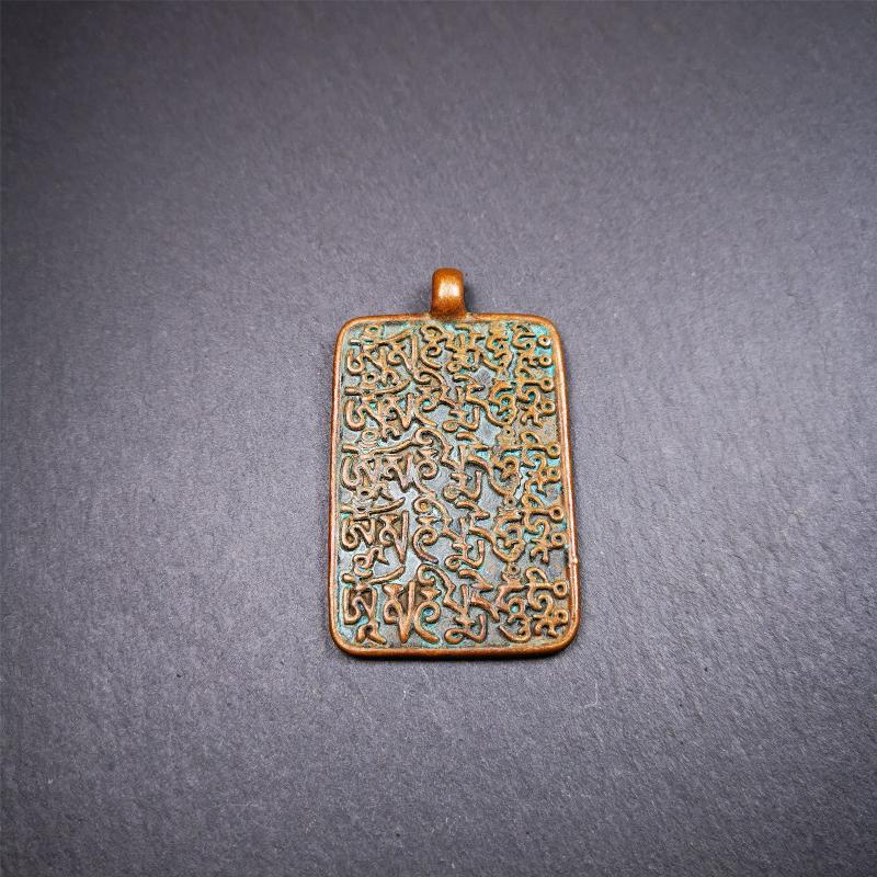 This badge is made by Tibetan craftsmen from Hepo Town, Baiyu County, the birthplace of the famous Tibetan handicrafts. It is made of copper, 2.44 × 1.42 inches. The front is the OM mantra and the back is body, speech, and mind.