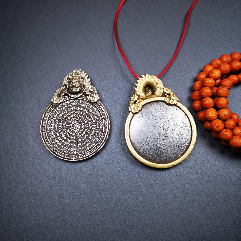 This type of tibetan mantra badge amulet was made by Tibetan craftsmen and come from Hepo Town, Baiyu County, Tibet.It is made of cold iron,grey color,carved mantra of Om Mani Padme Hum It adopts a split casting method, the shell is Mahakala.
