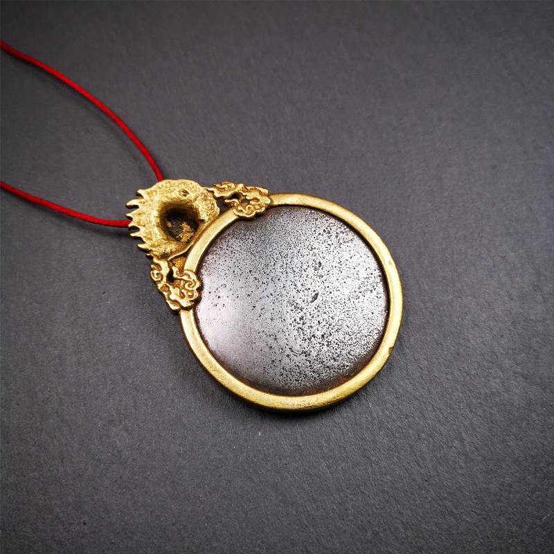 This type of tibetan mantra badge amulet was made by Tibetan craftsmen and come from Hepo Town, Baiyu County, Tibet.It is made of cold iron,grey color,carved mantra of Om Mani Padme Hum It adopts a split casting method, the shell is Mahakala.