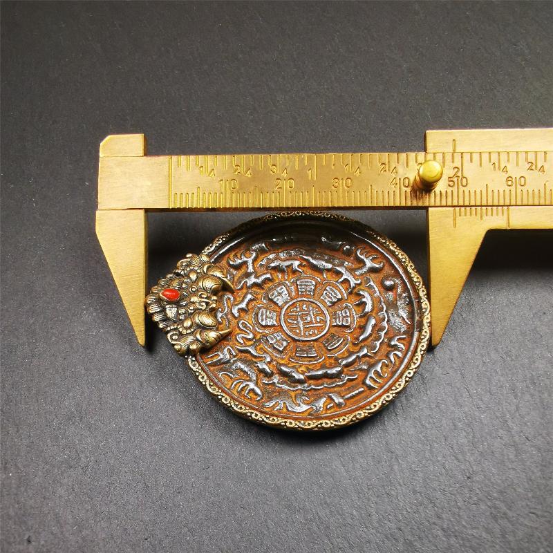 This unique melong sipaho badge was collect from Kathok Monastery Tibet. It is round shape,1.77 inch diameter,adopts a split casting method, and its hanging ring and shell is made in the image of Kirtimukha,wrapped in cold iron melong.
