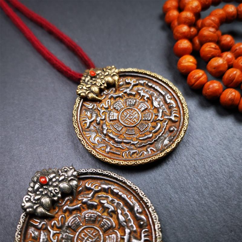 This unique melong sipaho badge was collect from Kathok Monastery Tibet. It is round shape,1.77 inch diameter,adopts a split casting method, and its hanging ring and shell is made in the image of Kirtimukha,wrapped in cold iron melong.