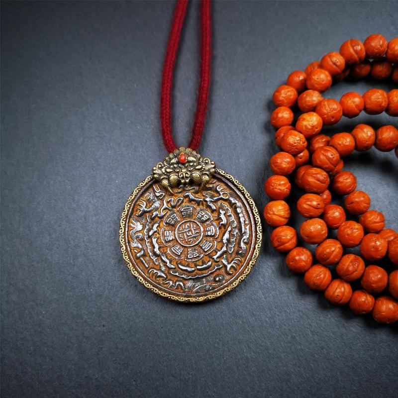 This unique melong sipaho badge was collect from Kathok Monastery Tibet. It is round shape,1.77 inch diameter,adopts a split casting method, and its hanging ring and shell is made in the image of Kirtimukha,wrapped in cold iron melong.