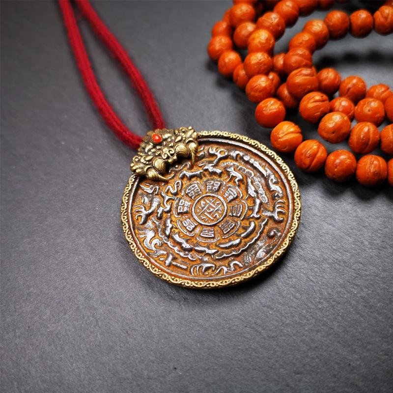 This unique melong sipaho badge was collect from Kathok Monastery Tibet. It is round shape,1.77 inch diameter,adopts a split casting method, and its hanging ring and shell is made in the image of Kirtimukha,wrapped in cold iron melong.