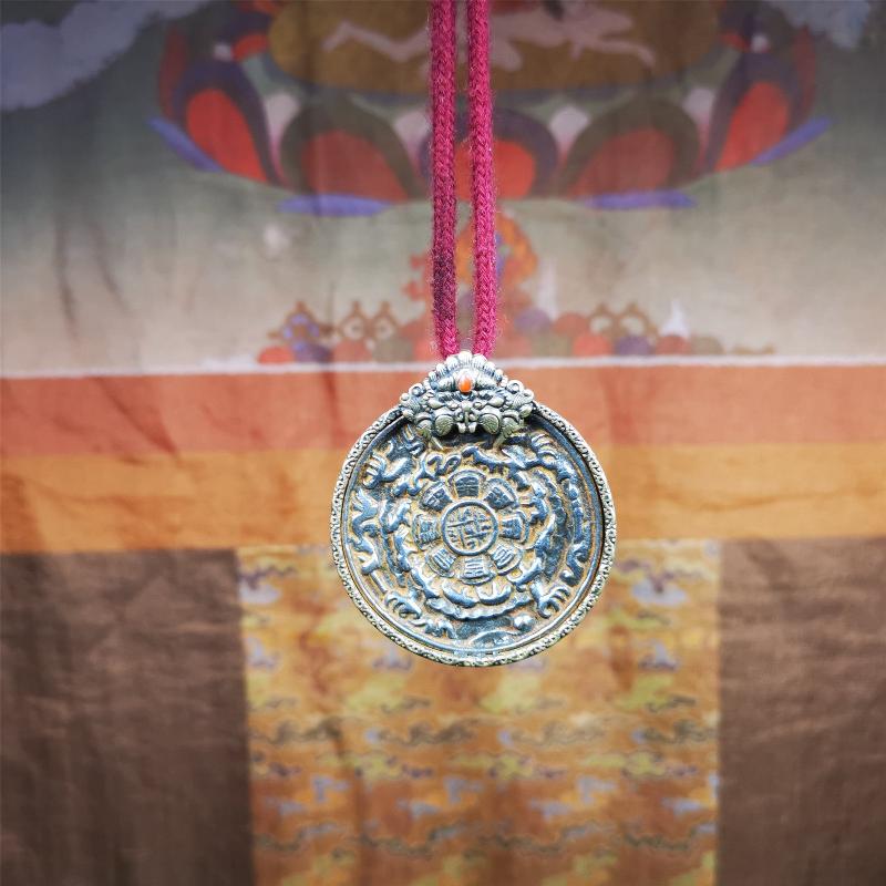 This unique melong sipaho badge was collect from Kathok Monastery Tibet. It is round shape,1.77 inch diameter,adopts a split casting method, and its hanging ring and shell is made in the image of Kirtimukha,wrapped in cold iron melong.
