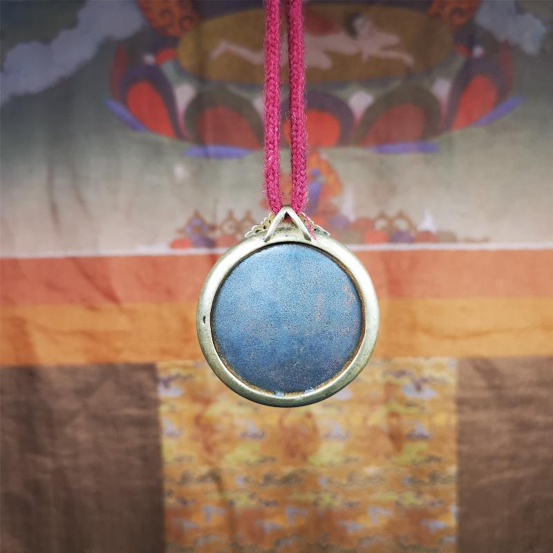 This unique melong sipaho badge was collect from Kathok Monastery Tibet. It is round shape,1.77 inch diameter,adopts a split casting method, and its hanging ring and shell is made in the image of Kirtimukha,wrapped in cold iron melong.