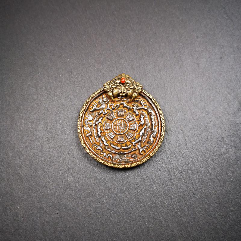 This unique melong sipaho badge was collect from Kathok Monastery Tibet. It is round shape,1.77 inch diameter,adopts a split casting method, and its hanging ring and shell is made in the image of Kirtimukha,wrapped in cold iron melong.