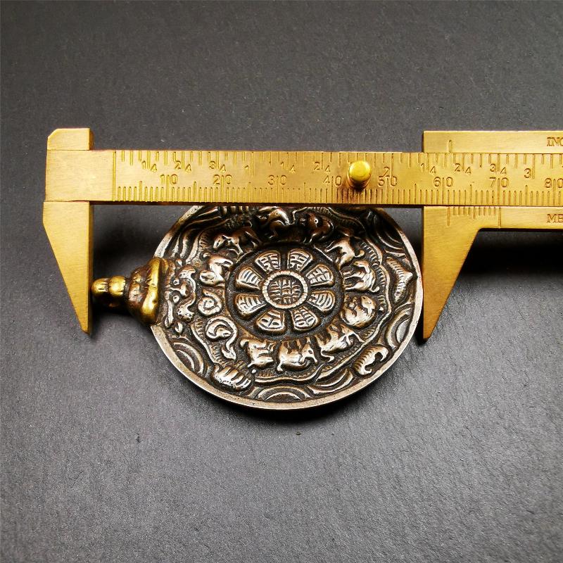 This melong calendar badge was collect from Kathok Monastery Tibet about 50+ years. This batch of melong are sacred  amulets used by Kathok Monastery to present to believers,consecrated and blessed by lama. It adopts a split casting method,1.89 inch.