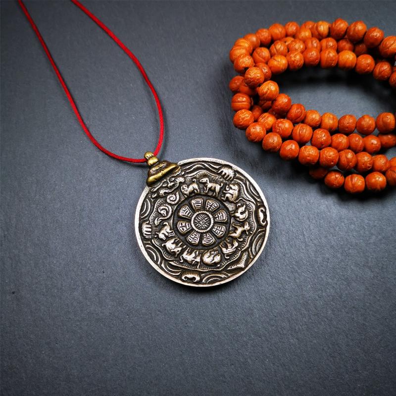 This melong calendar badge was collect from Kathok Monastery Tibet about 50+ years. This batch of melong are sacred amulets used by Kathok Monastery to present to believers,consecrated and blessed by lama. It adopts a split casting method,1.89 inch.