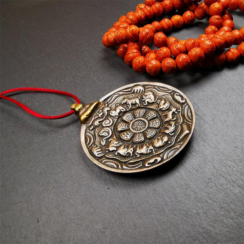 This melong calendar badge was collect from Kathok Monastery Tibet about 50+ years. This batch of melong are sacred amulets used by Kathok Monastery to present to believers,consecrated and blessed by lama. It adopts a split casting method,1.89 inch.