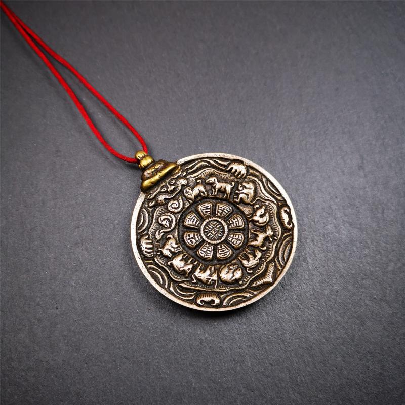 This melong calendar badge was collect from Kathok Monastery Tibet about 50+ years. This batch of melong are sacred amulets used by Kathok Monastery to present to believers,consecrated and blessed by lama. It adopts a split casting method,1.89 inch.