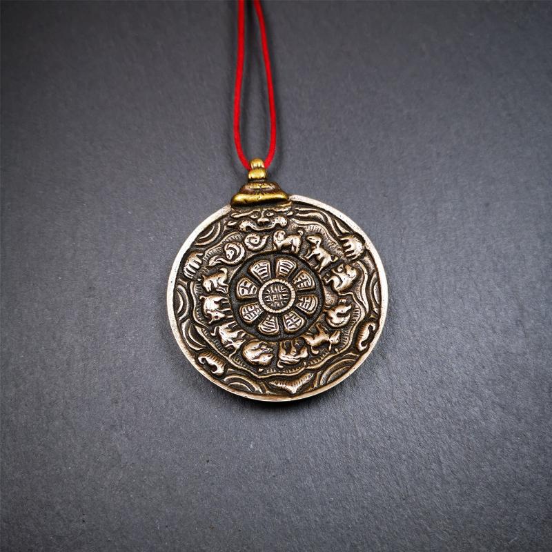 This melong calendar badge was collect from Kathok Monastery Tibet about 50+ years. This batch of melong are sacred amulets used by Kathok Monastery to present to believers,consecrated and blessed by lama. It adopts a split casting method,1.89 inch.