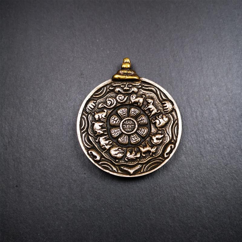 This melong calendar badge was collect from Kathok Monastery Tibet about 50+ years. This batch of melong are sacred amulets used by Kathok Monastery to present to believers,consecrated and blessed by lama. It adopts a split casting method,1.89 inch.