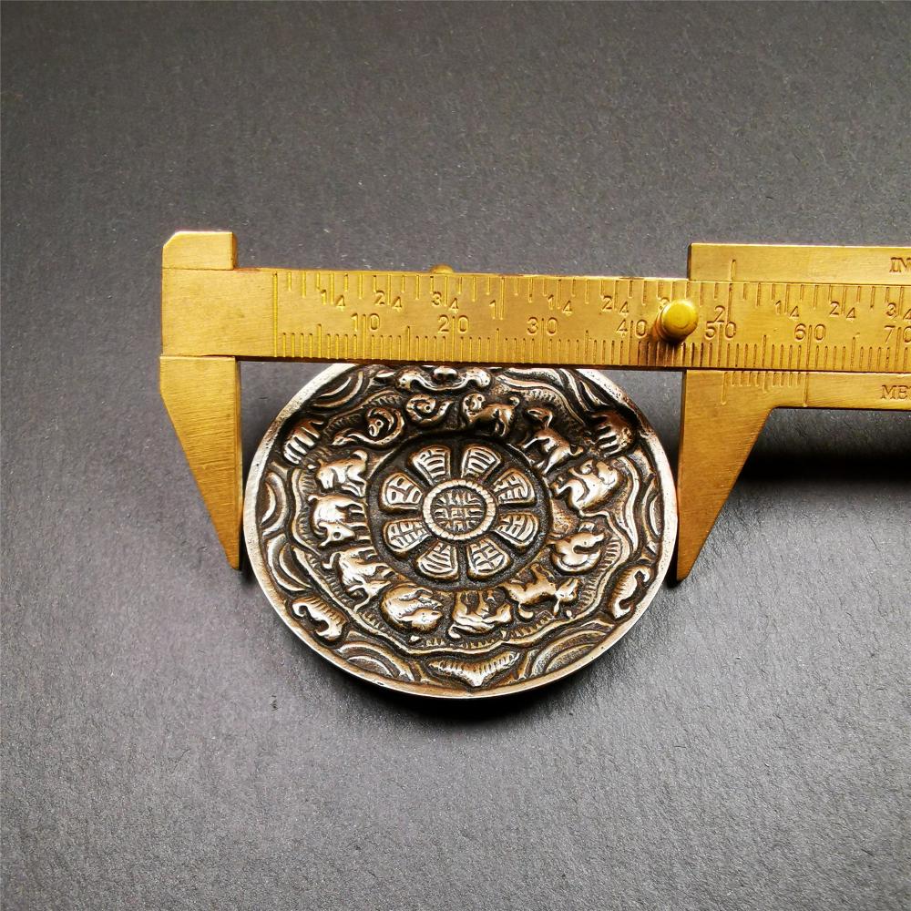 This melong calendar badge was collect from Kathok Monastery Tibet about 50+ years. This batch of melong are sacred amulets used by Kathok Monastery to present to believers,consecrated and blessed by lama. It adopts a split casting method,1.89 inch.