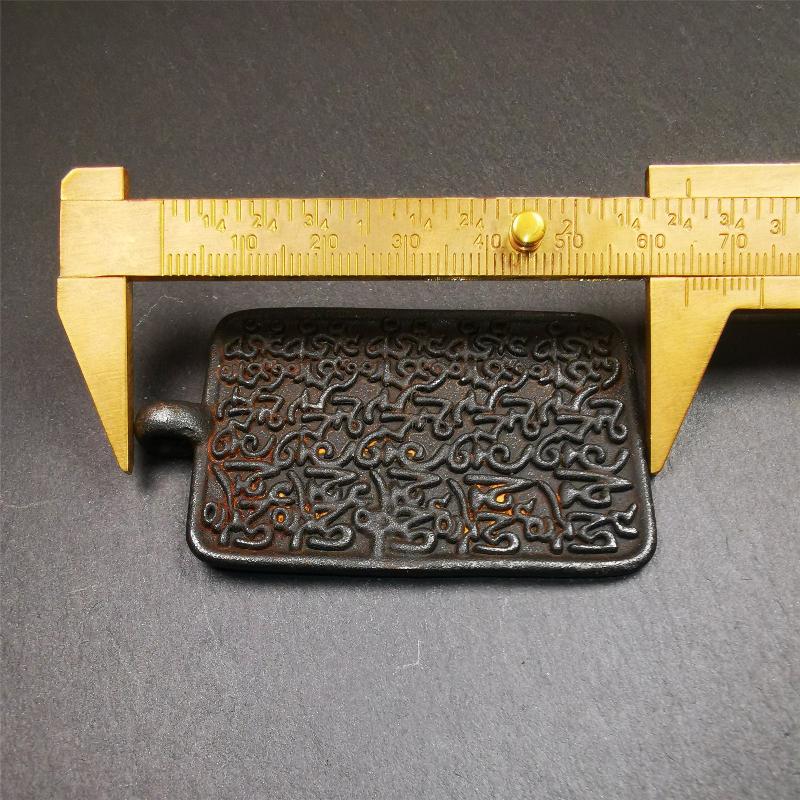 This badge is made by Tibetan craftsmen from Hepo Town, Baiyu County, the birthplace of the famous Tibetan handicrafts. It is made of copper, 2.52 × 1.57 inches. The front is the OM mantra and the back is body, speech, and mind.