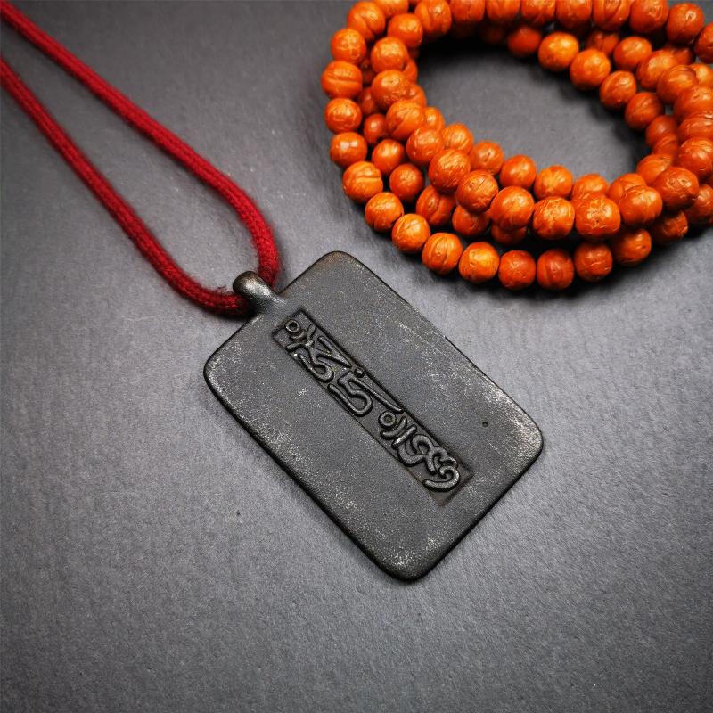 This badge is made by Tibetan craftsmen from Hepo Town, Baiyu County, the birthplace of the famous Tibetan handicrafts. It is made of copper, 2.52 × 1.57 inches. The front is the OM mantra and the back is body, speech, and mind.